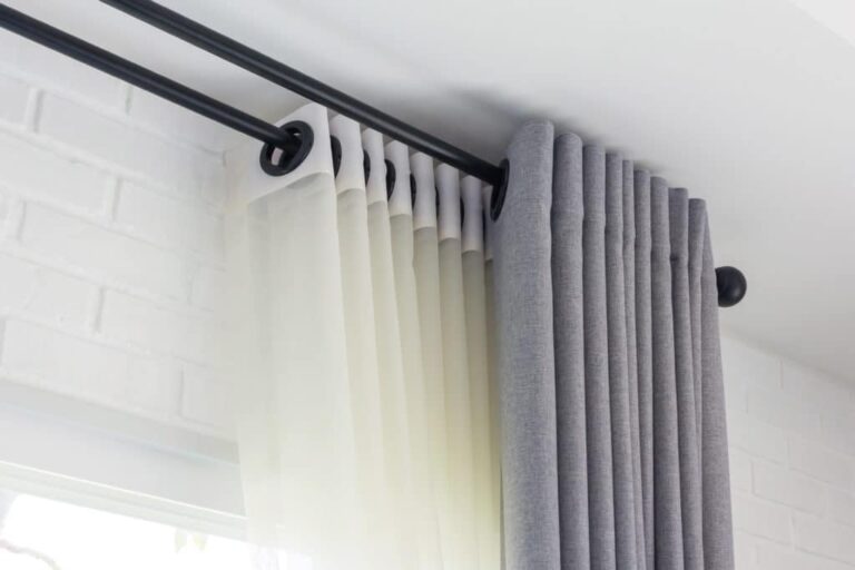 Tips To Choose Between A Curtain Rod And Curtain Tracks