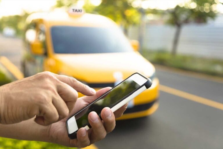 3 Advantages Of The Online Taxi Booking Services