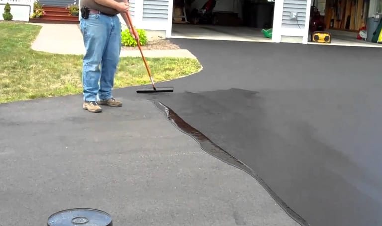 Why Does Your Aging Asphalt Driveway Need a Fresh New Sealcoat – 5 Reasons